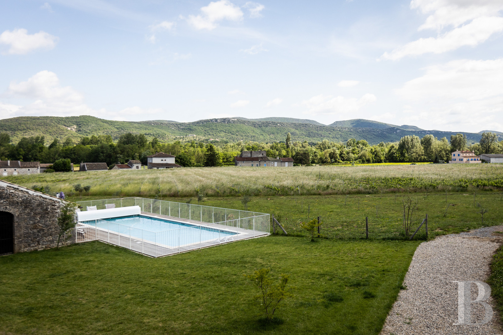 A former 17th-century farmhouse in the shadow of a chateau, in Saint-Alban-Auriolles in the Ardèche - photo  n°2